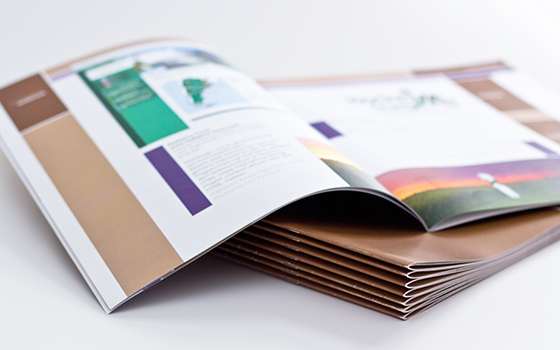 「納期・コスト・用途」で選ぶ、中綴じ製本の実力